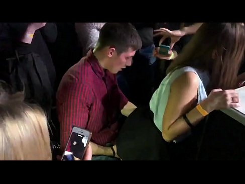 ❤️ Seks nyata di klub malam Rusia. Gadis Rusia berusia 18 tahun di anus dan vagina bercinta di klub malam ❤❌ Video anal di id.elitemangas.top ️❤