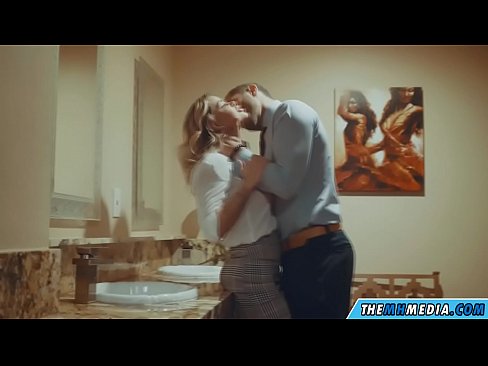 ❤️ Ketika seorang pirang berdada menggoda Anda di toilet umum ❤❌ Video anal di id.elitemangas.top ️❤